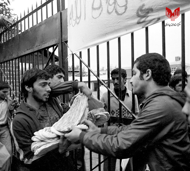 تهیه نان برای دانشجویان حاضر در سفارت