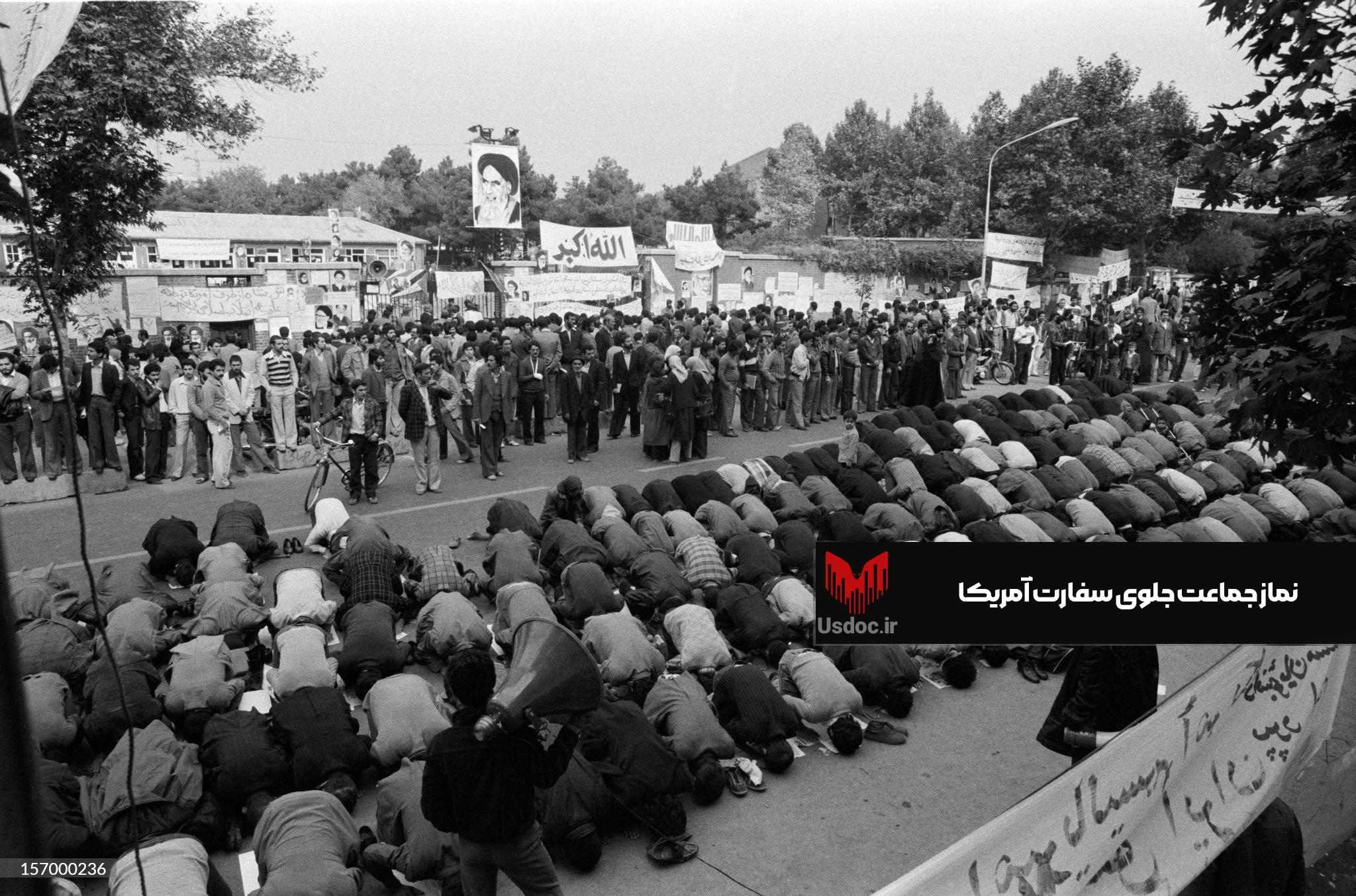 نماز جماعت جلوی سفارت آمریکا