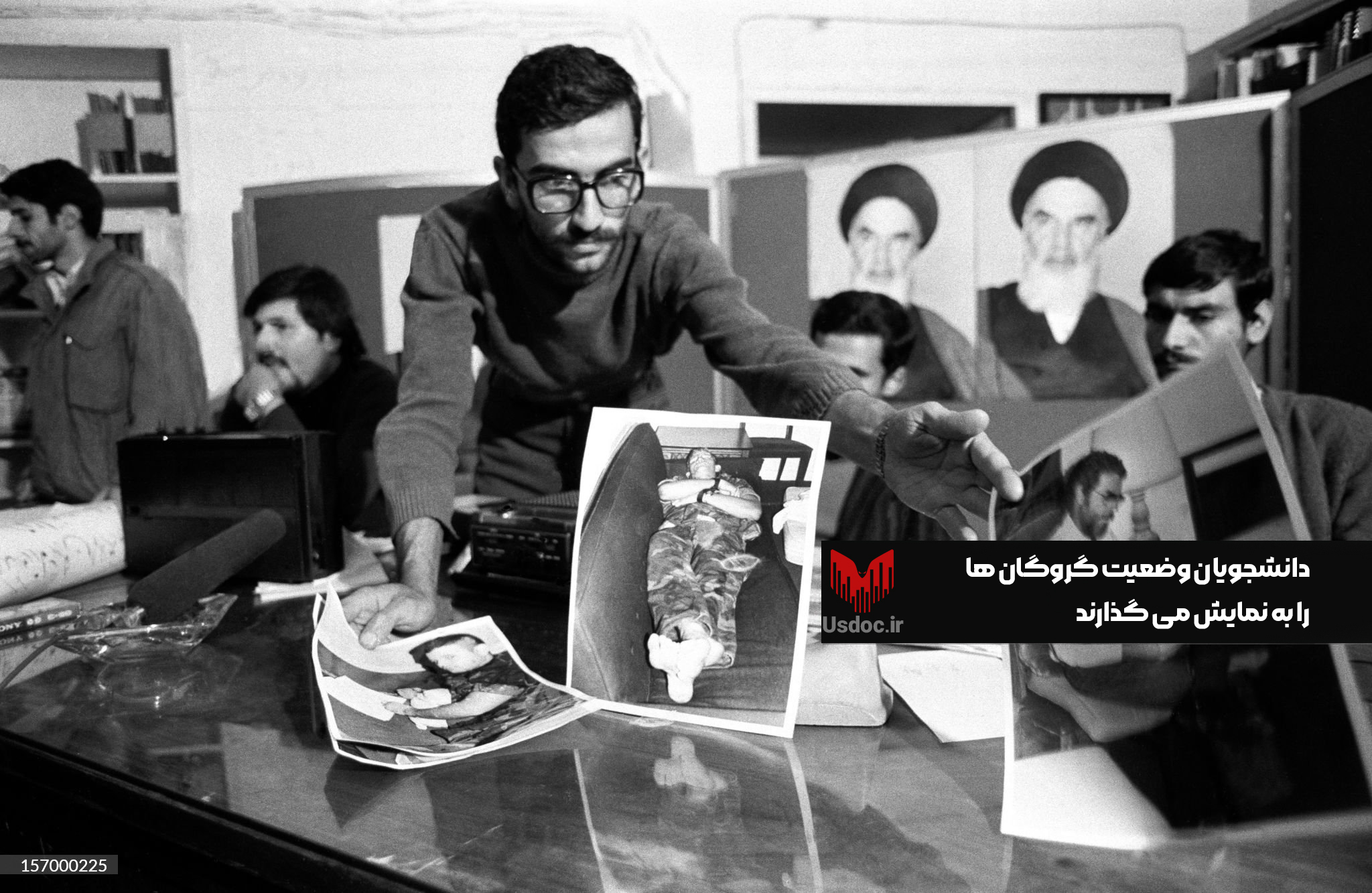 دانشجویان وضعیت مناسب گروگان ها را به خبرنگاران نشان می دهند